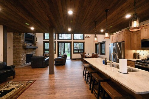 *Newly Built* | Sleeps 12 | Close to Yellowstone