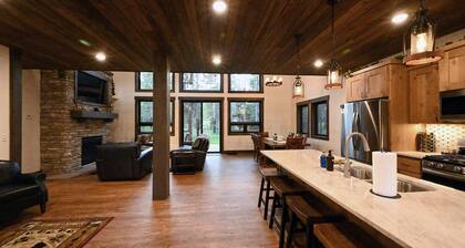 *Newly Built* | Sleeps 12 | Close to Yellowstone