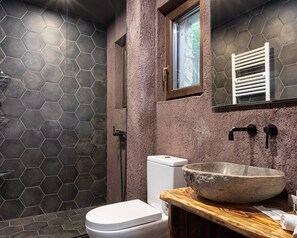 Douche, sèche-cheveux, serviettes fournies, savon