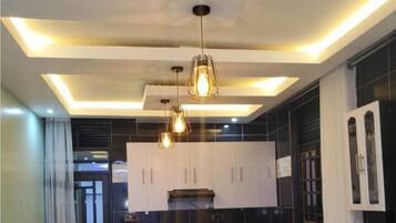 Køleskab, kogeplade, opvaskemaskine, blender