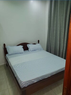 2 bedrooms, iron/ironing board, WiFi, bed sheets