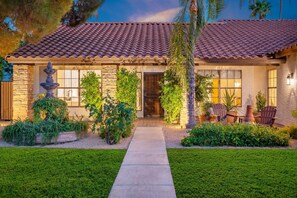 Exterior - Luxurious Scottsdale Home|Heated Swimming Pool+BBQ (Scottsdale)