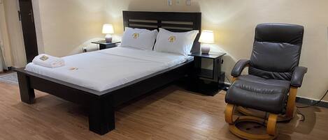 Coffre-fort, bureau, fer et planche à repasser, accès au Wi-Fi (inclus)