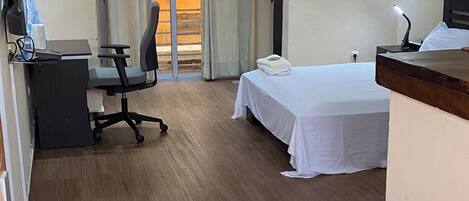 Caja de seguridad en la habitación y escritorio