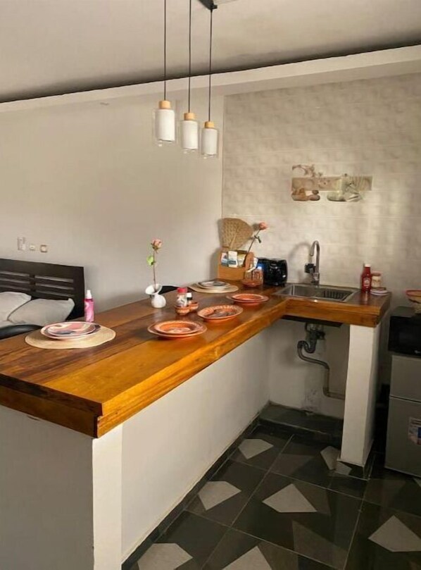 Fridge, microwave, stovetop, coffee/tea maker - 1 - Splendide Studio Américain (Abidjan)