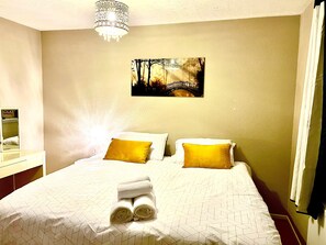 3 chambres, fer et planche à repasser, Wi-Fi, draps fournis