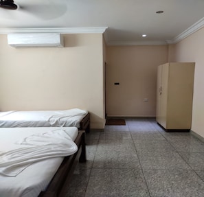 Deluxe Triple Room | Egyptian cotton sheets, premium bedding, desk, free WiFi - PN Samy Residency (Puducherry)