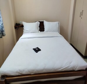 Deluxe Double Room | Egyptian cotton sheets, premium bedding, desk, free WiFi - PN Samy Residency (Puducherry)