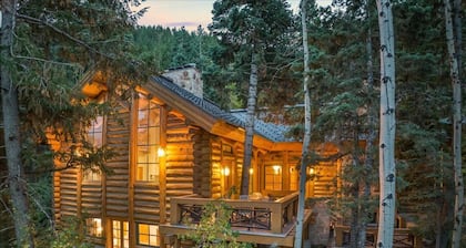 Treehouse Lodge Style 4-Bed Retreat, Sauna, Gourmet Kitchen.