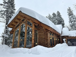 Exterior - Treehouse Lodge Style 4-Bed Retreat, Sauna, Gourmet Kitchen. (Sundance)