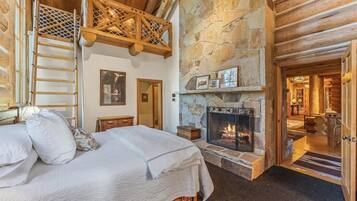 4 bedrooms, iron/ironing board, internet, bed sheets