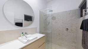 Douche, serviettes fournies
