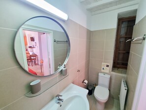 Studio – standard | Bad | Dusj, håndklær og toalettpapir