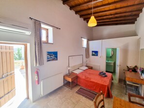 Standard Studio | Desk, laptop workspace, free WiFi, bed sheets
