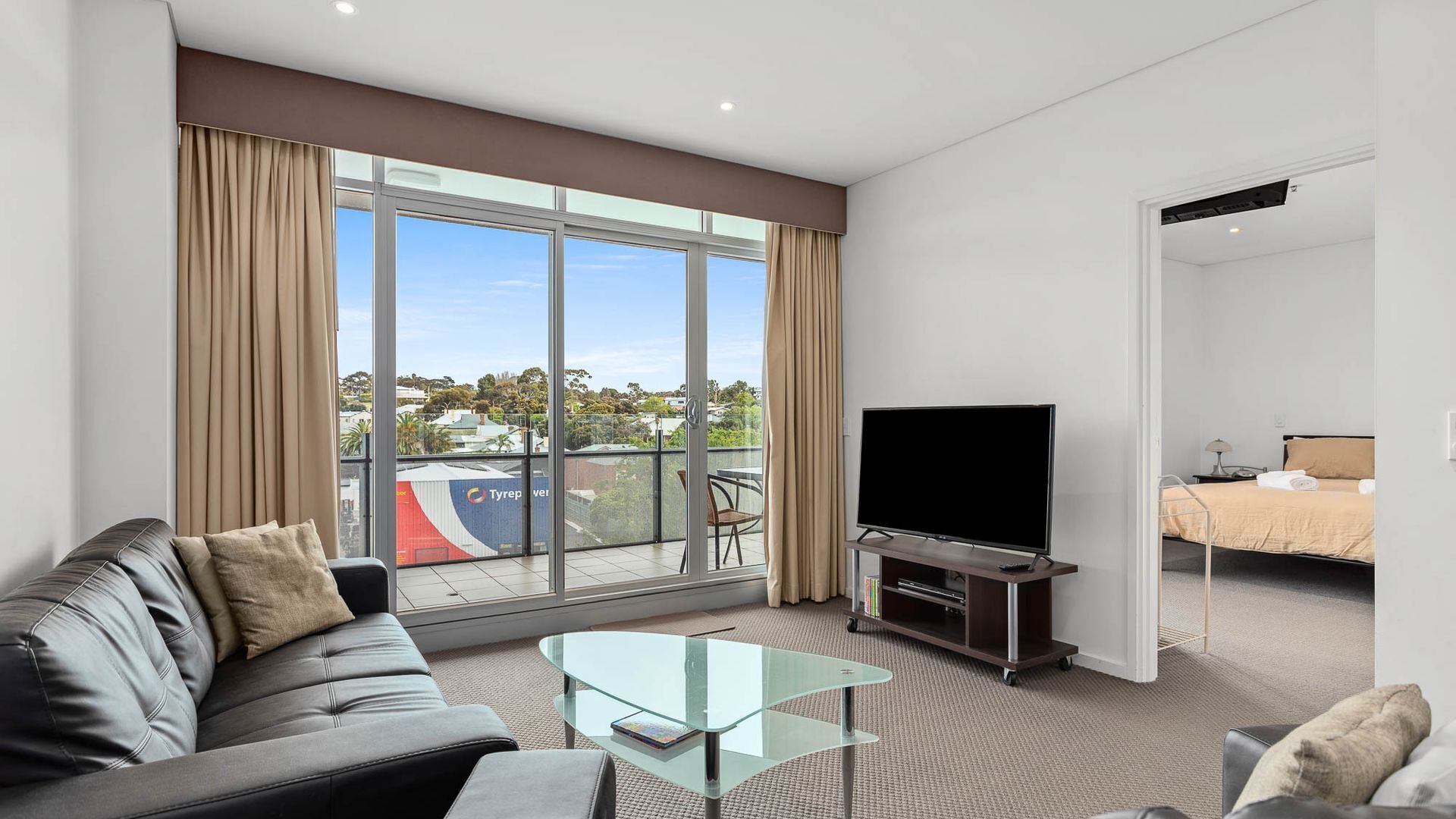 2 chambres, fer et planche à repasser, draps fournis