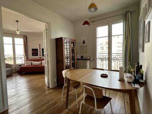 Dining - Wonderful 3 room flat on the 7th floor, view on the Eiffel Tower & Sacré-Coeur (Paris)