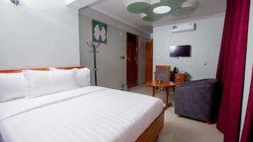 Suite Junior | 1 kamar tidur, seprai antialergi, dan meja kerja