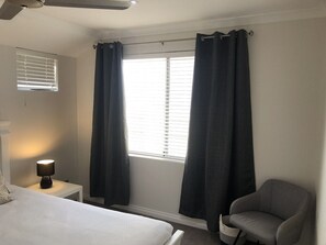 4 bedrooms, desk, iron/ironing board, WiFi - Location, Location! Huge beachside house, 5 min walk to coffee shop and town! (Beachlands)
