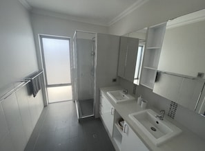 Baignoire à remous, séchoir à cheveux, serviettes fournies, savon