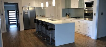 Location, Location! Huge beachside house, 5 min walk to coffee shop and town!