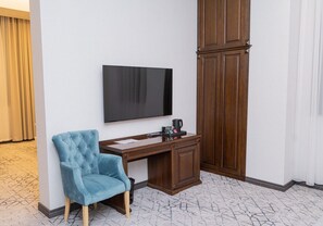 Habitación superior con 2 camas individuales | Caja fuerte, escritorio, wifi gratis