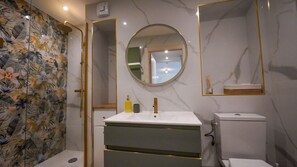Douche, séchoir à cheveux, serviettes fournies, savon