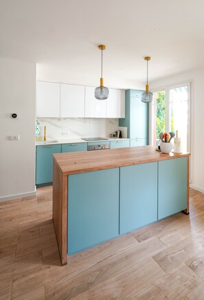 Kjøleskap, mikrobølgeovn, ovn og kokeplater