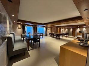Restaurant - The Retreat (Darjeeling)