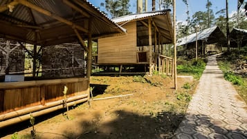 Una estructura de madera rústica con un corredor cubierto que conduce a plataformas elevadas.