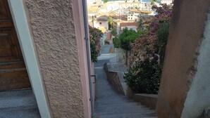 Una calle estrecha con una escalera que lleva a un edificio.