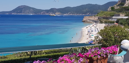 Beach. Full historic center just a 13-minute walk from the port of Portoferraio.