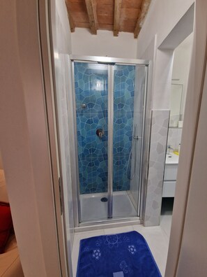 Dusche, Haartrockner, Bidet, Handtücher