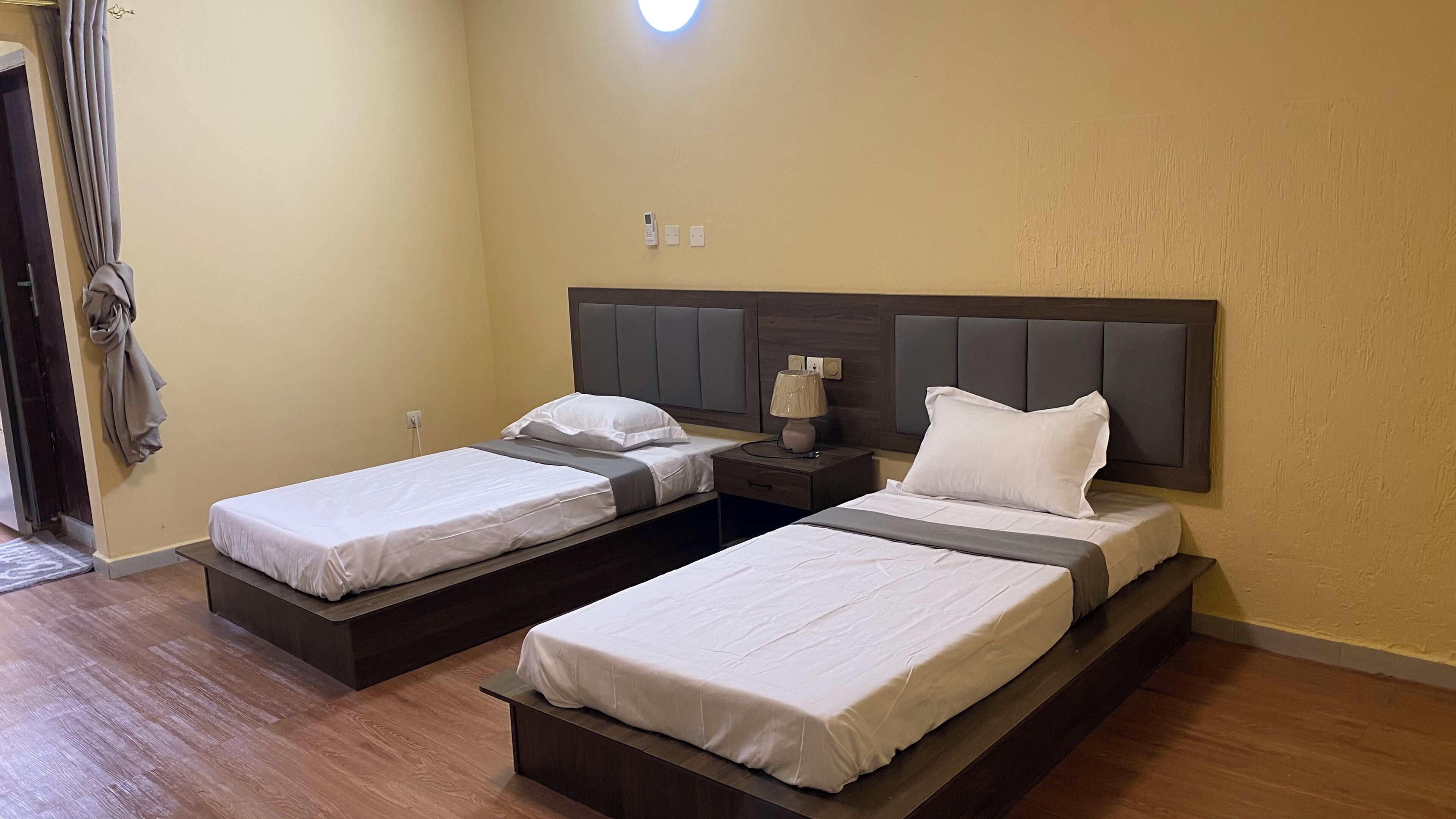 2 soverom, skrivebord, strykejern/-brett og wi-fi (inkludert)