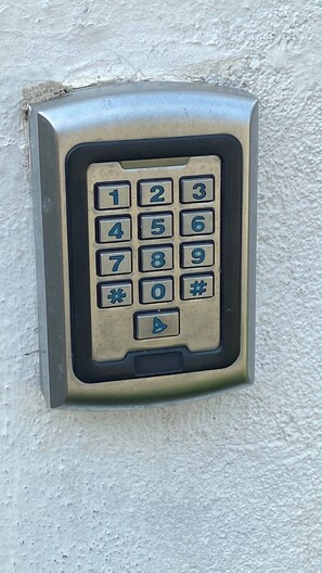 Miscellaneous - Splendid studio with 2 separate beds (#03), which can be combined to form a double bed. (Abidjan)