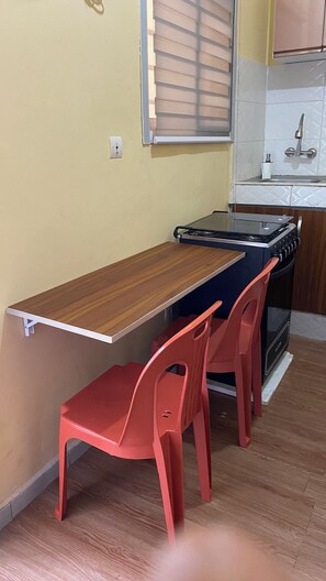 Kühlschrank, Mikrowelle, Ofen, Wasserkocher mit Kaffee-/Teezubehör