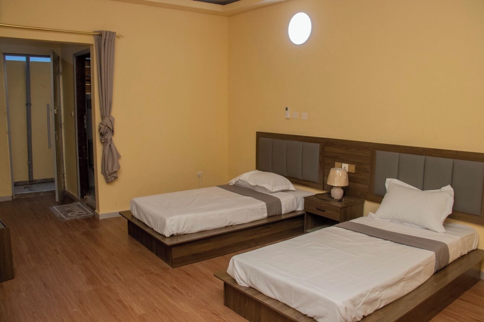 2 soverom, skrivebord, strykejern/-brett og wi-fi (inkludert)