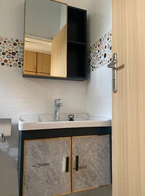 Asciugacapelli, asciugamani, sapone, shampoo