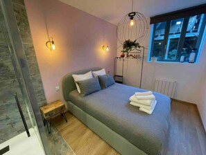 3 bedrooms, desk, iron/ironing board, travel crib
