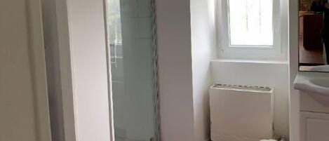 Dusch, hårtork, handdukar och tvål