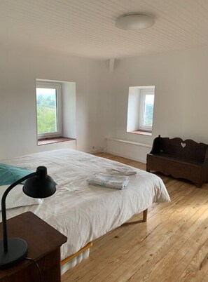 4 bedrooms, desk, iron/ironing board, travel crib