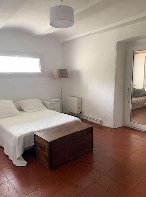 4 quartos, escrivaninha, ferros/tábuas de passar roupa, berço de viagem