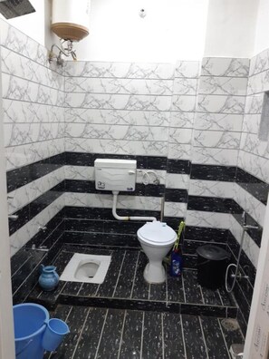 Shower, hair dryer, towels, soap - ALI BABA HOSTEL
 (Mo Patetan, Ghat Gate,)
