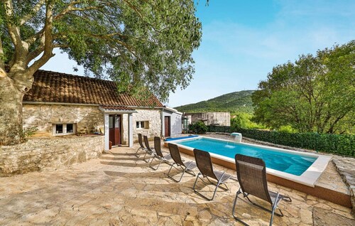 Ferienhaus mit drei Schlafzimmern und Pool