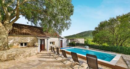 Ferienhaus mit drei Schlafzimmern und Pool