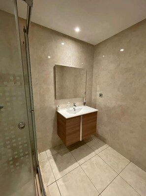 Serviettes fournies, papier toilette