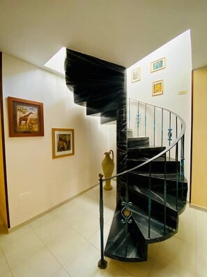 المنشأة من الداخل