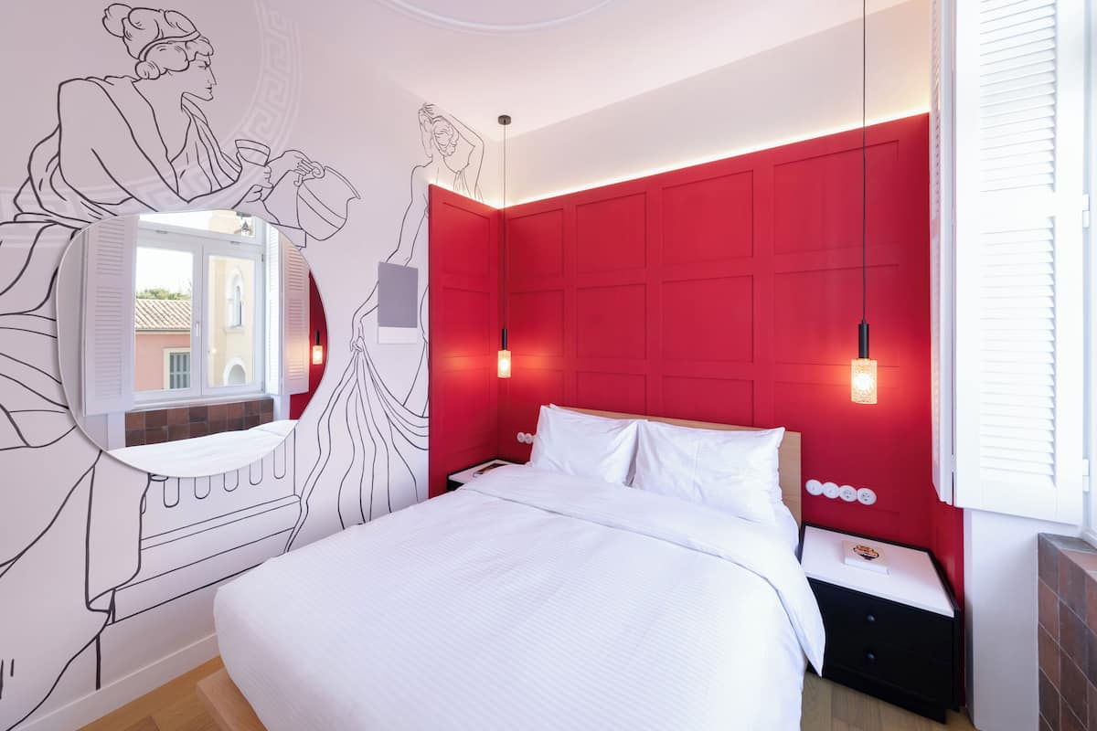 1 غرفة نوم وخزنة داخل الغرفة ومكواة/لوح كي