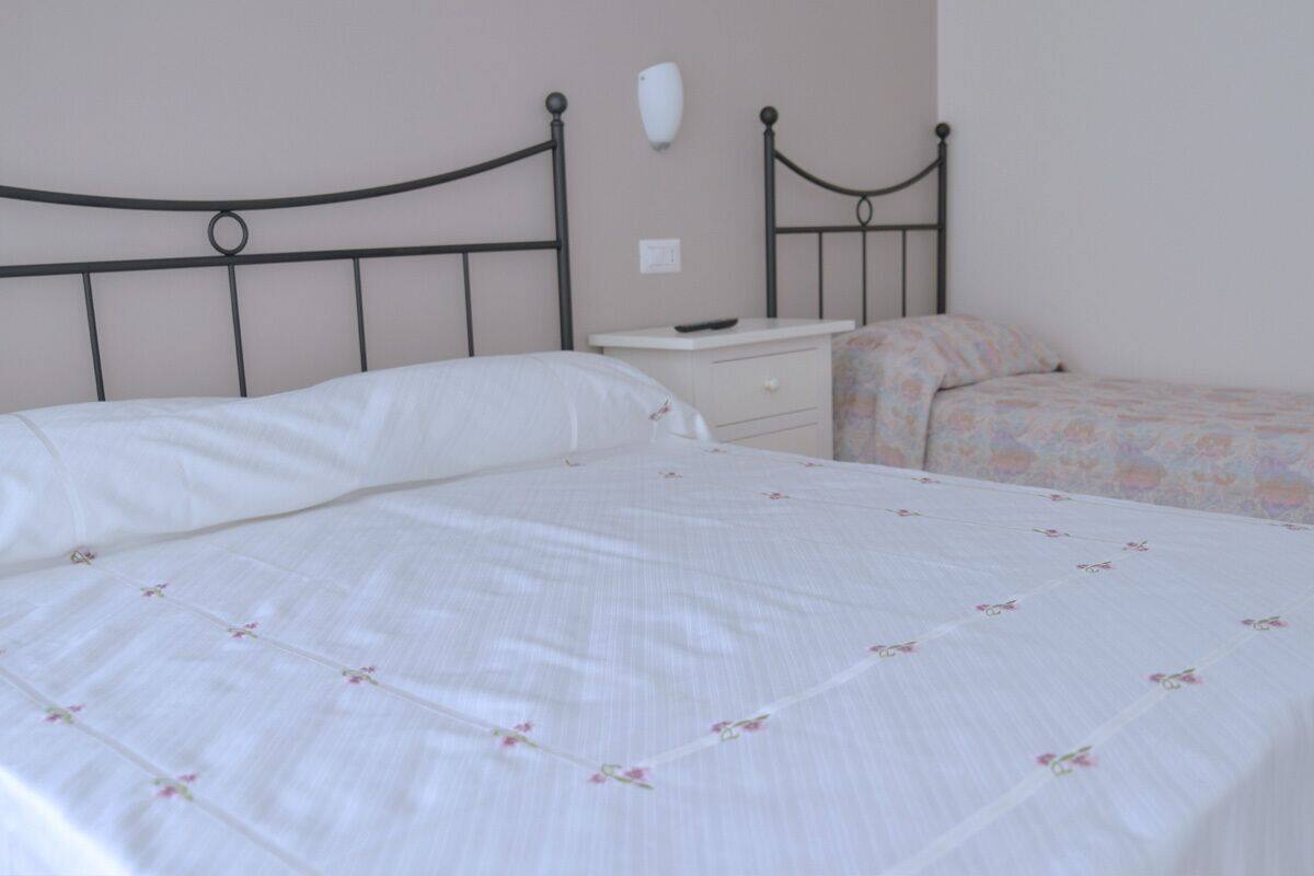 Comfort Double Room | Down comforters, in-room safe, desk, laptop workspace
