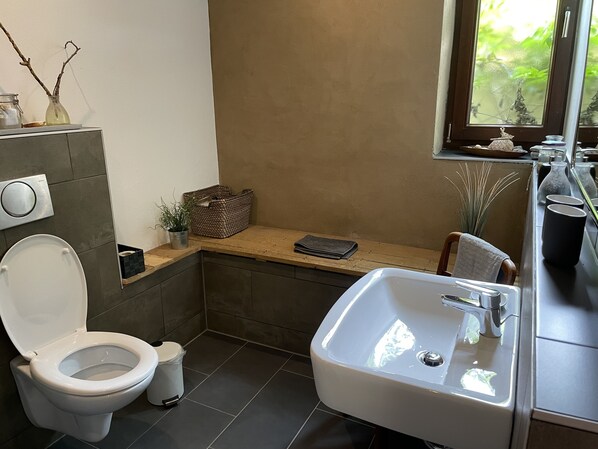 Dusche, Haartrockner, Handtücher, Seife