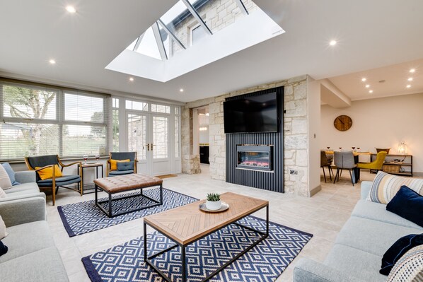 TV, fireplace - Castle View (Bamburgh)